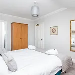 Holiday home 6 Longfield Terrace Elegant, Modern 5 Bed House With Free Parking Pass The Keys *