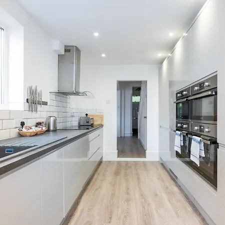 Dom wakacyjny 6 Longfield Terrace Elegant, Modern 5 Bed House With Free Parking Pass The Keys