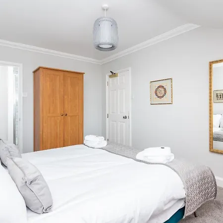 בית נופש 6 Longfield Terrace Elegant, Modern 5 Bed House With Free Parking Pass The Keys *