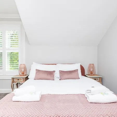 Tatil Evi 6 Longfield Terrace Elegant, Modern 5 Bed House With Free Parking Pass The Keys