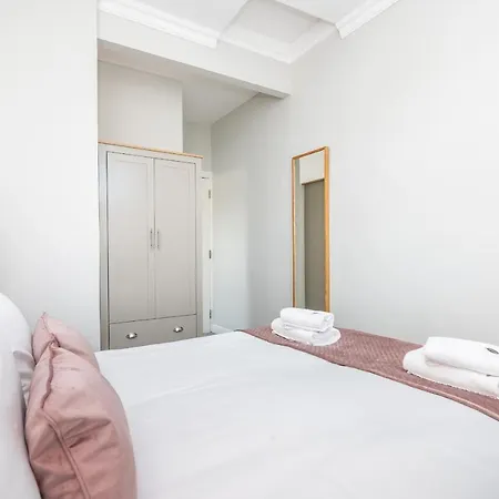 בית נופש 6 Longfield Terrace Elegant, Modern 5 Bed House With Free Parking Pass The Keys *