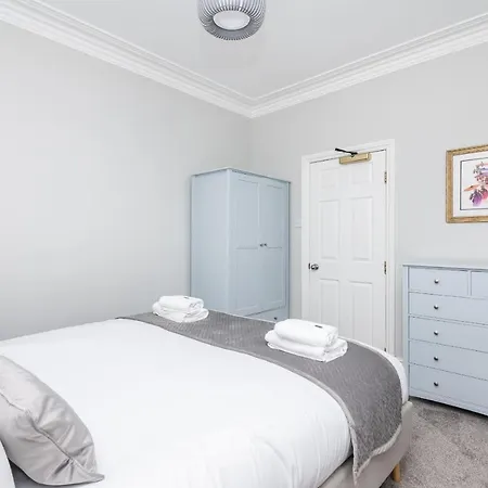 Semesterbostad 6 Longfield Terrace Elegant, Modern 5 Bed House With Free Parking Pass The Keys *