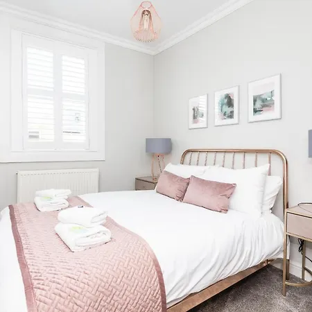 Casa de Férias 6 Longfield Terrace Elegant, Modern 5 Bed House With Free Parking Pass The Keys