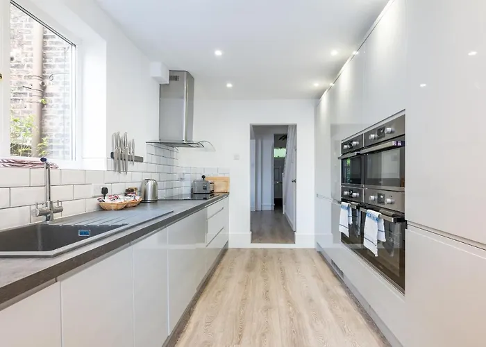 Dom wakacyjny 6 Longfield Terrace Elegant, Modern 5 Bed House With Free Parking Pass The Keys