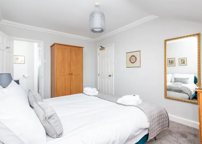 Dom wakacyjny 6 Longfield Terrace Elegant, Modern 5 Bed House With Free Parking Pass The Keys *