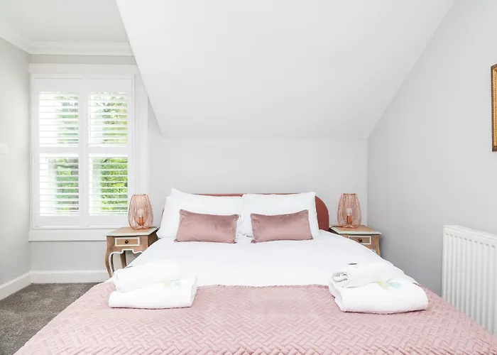 Dom wakacyjny 6 Longfield Terrace Elegant, Modern 5 Bed House With Free Parking Pass The Keys