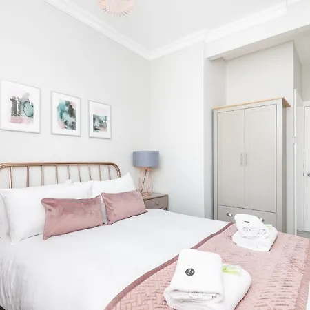 6 Longfield Terrace Elegant, Modern 5 Bed House With Free Parking Pass The Keys *