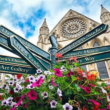 6 Longfield Terrace Elegant, Modern 5 Bed House With Free Parking Pass The Keys بيت للعطل يورك